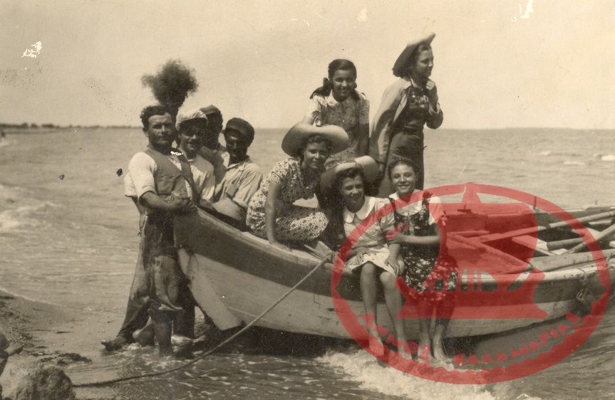 Στην παραλία της Βάρνας, Αρετσιανοί με τις γυναίκες τους απολαμβάνουν τη βαρκάδα