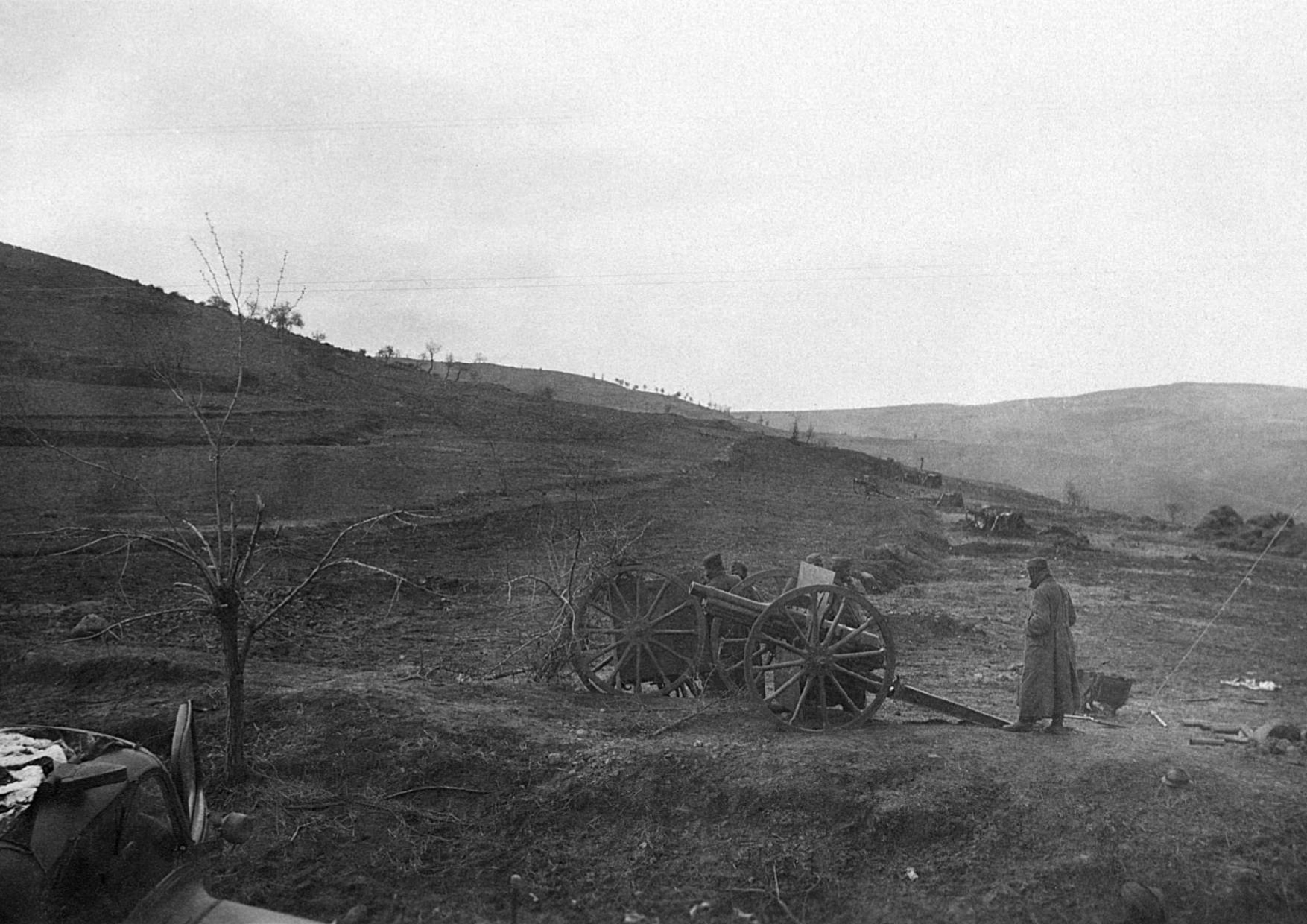 Περιοχή Σερρών, 10 Απριλίου 1941. Παραλαβή ελληνικών πυροβόλων τύπου Schneider από Γερμανούς αξιωματικούς στα μετόπισθεν του Οχυρού Ρούπελ