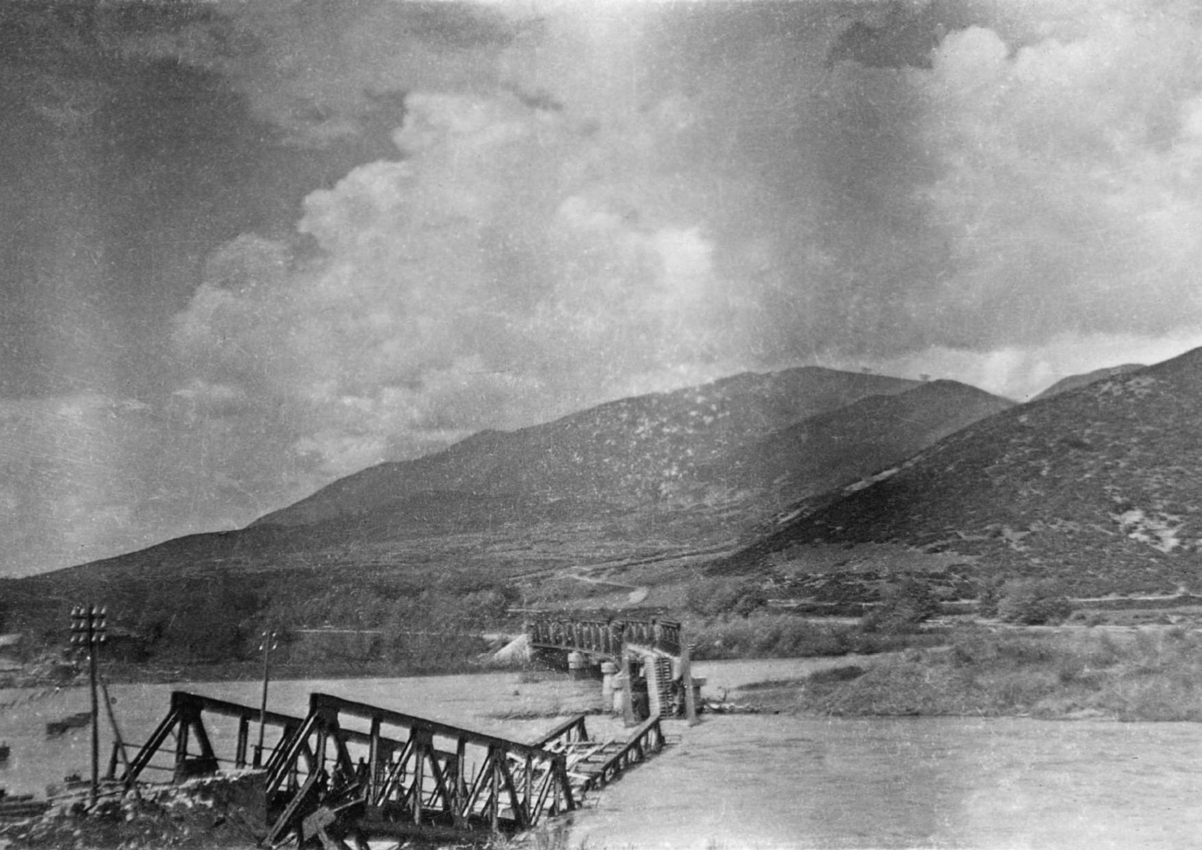 Περιοχή Σερρών, Απρίλιος 1941. Η σιδηροδρομική γέφυρα των Λουτρών του Στρυμόνα μετά την καταστροφή της από το ελληνικό μηχανικό