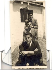 Μπροστά στο εντευκτήριο του συλλόγου. Αναστάσιος Μαυρίδης, Χαράλαμπος Κολοβός και Δημήτρης Συμβουλίδης (πάνω).