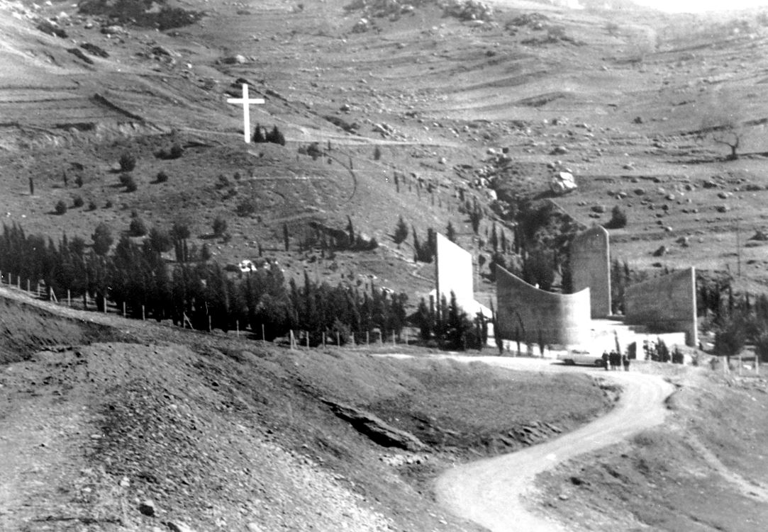 Η ανέγερση του μνημείου των Εκτελεσθέντων του Ολοκαυτώματος των Καλαβρύτων στις αρχές της δεκαετίας του 1960