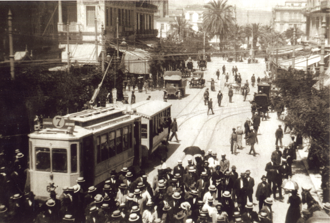 Ηλεκτροκίνητο τραμ, αυτοκίνητα και άμαξες σε κεντρικό δρόμο των Αθηνών, αρχές 20ου αι.