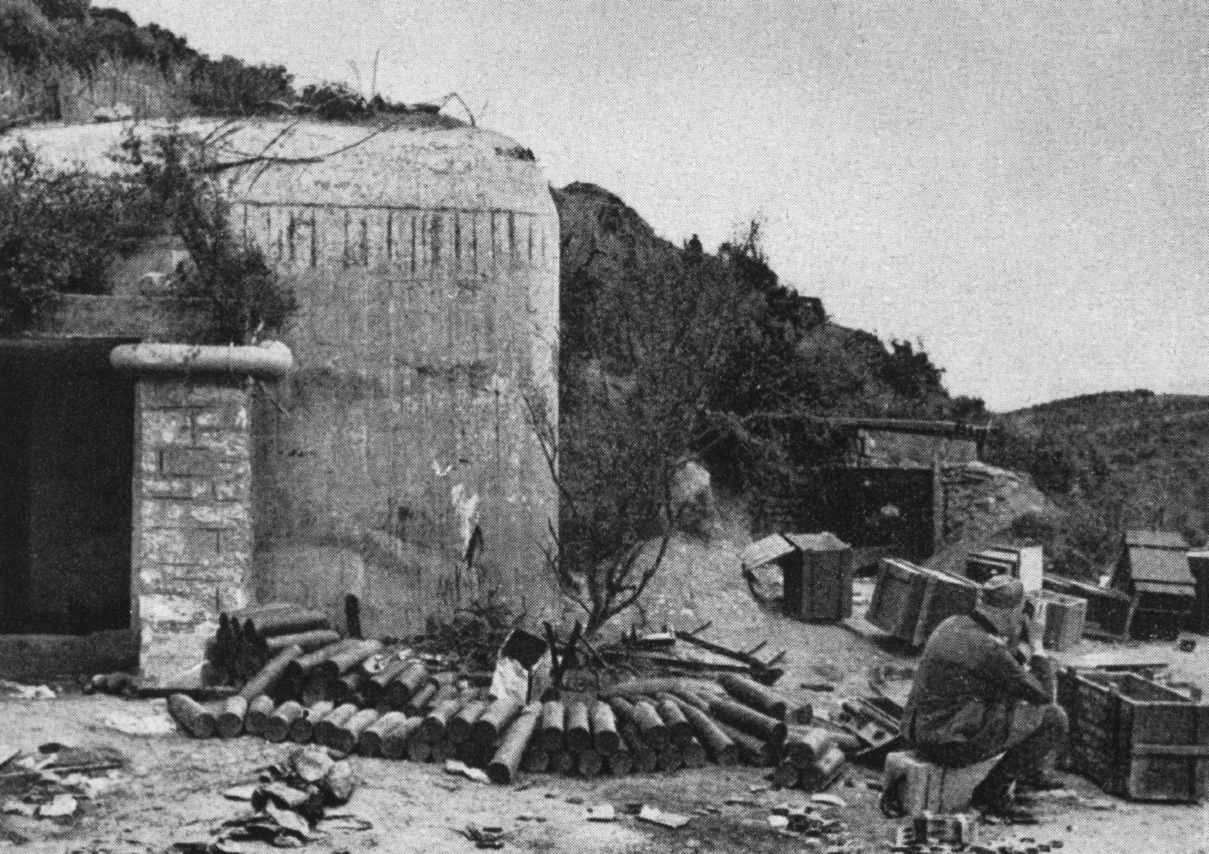 Περιοχή Σερρών, 10 Απριλίου 1941. Κάνιστρα δεκάδων βλημάτων πυροβολικού και άδεια κιβώτια πυρομαχικών έχουν μεταφερθεί έξω από τους Γερμανούς από το οχυρό στο οποίο βρέθηκαν στον τομέα του Οχυρού Ρούπελ