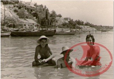 Οικογένεια Πέτρου Τσαούση για μπάνιο στην παραλία Αρετσούς