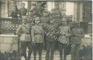 Ανώτεροι αξιωματικοί και επιτελείς σε αναμνηστική φωτογραφία με τον Πλαστήρα.