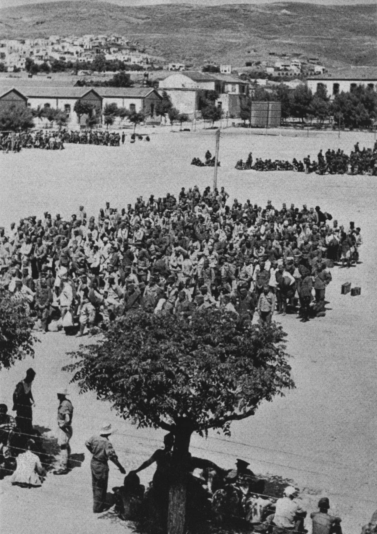 Απρίλιος 1941. Συγκέντρωση Ελλήνων και Βρετανών αιχμαλώτων στρατιωτών στη Θεσσαλονίκη