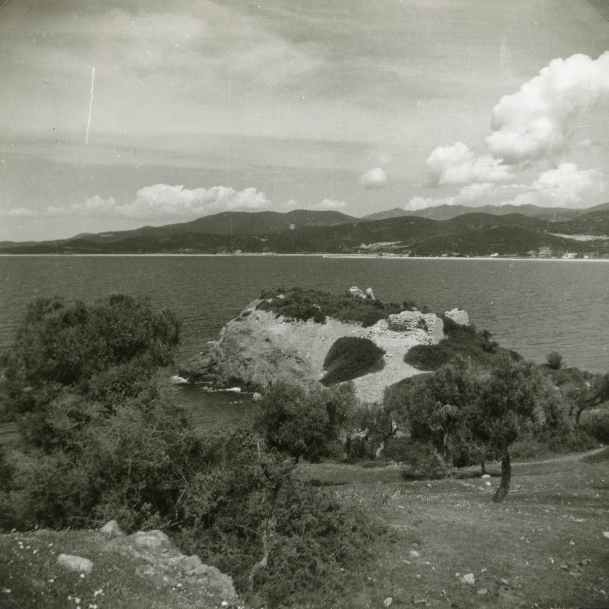 Ασπρόμαυρη φωτογραφία που απεικονίζει τη Λήκυθο της Τορώνης, 20ος αι.