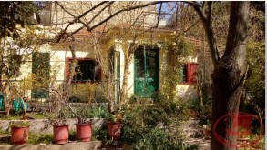 Μονοκατοικία στη συμβολή των οδών Θεραπειών και Χάλκης, ακριβώς δίπλα στην Εκκλησία του Ταξιάρχη στο Νέο Κουρί του Δήμου Καλαμαριάς.