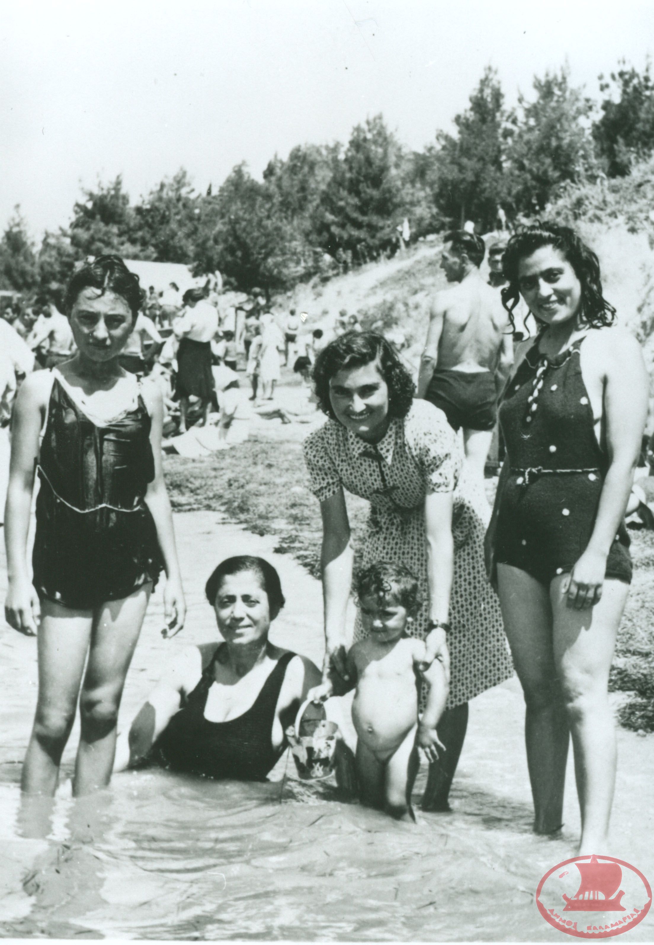 Γυναίκες που παίρνουν το μπάνιο τους στην παραλία της Αρετσούς