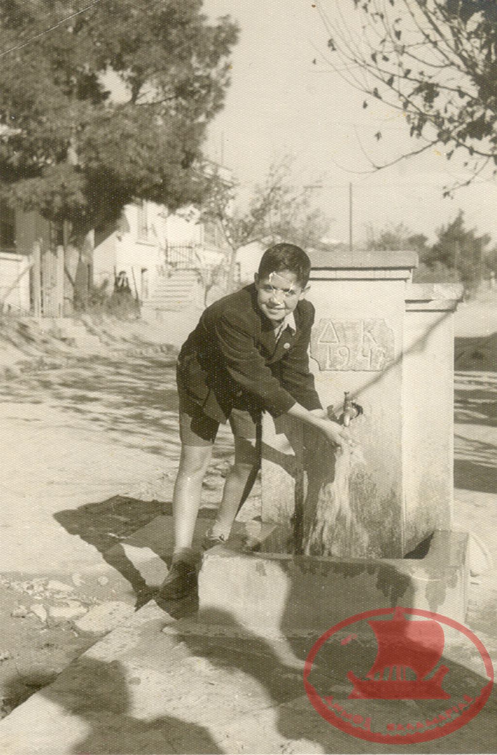 Η βρύση που κατασκευάστηκε από τον Δήμο Καλαμαριάς το 1947 επί των οδών Νικολάου Πλαστήρα και Αγίου Νικολάου