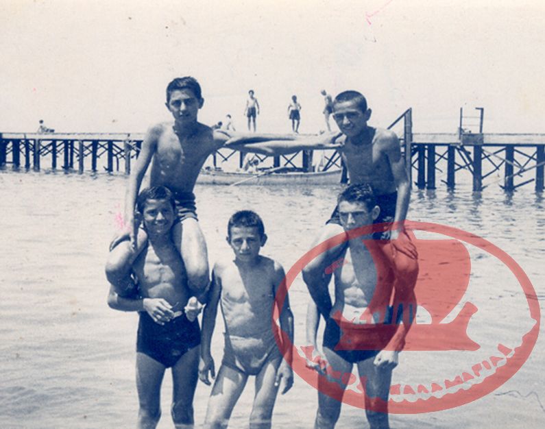 Κουρί, 1 Ιουλίου 1952. Πίσω φαίνεται η σκάλα της Νέας Κρήνης