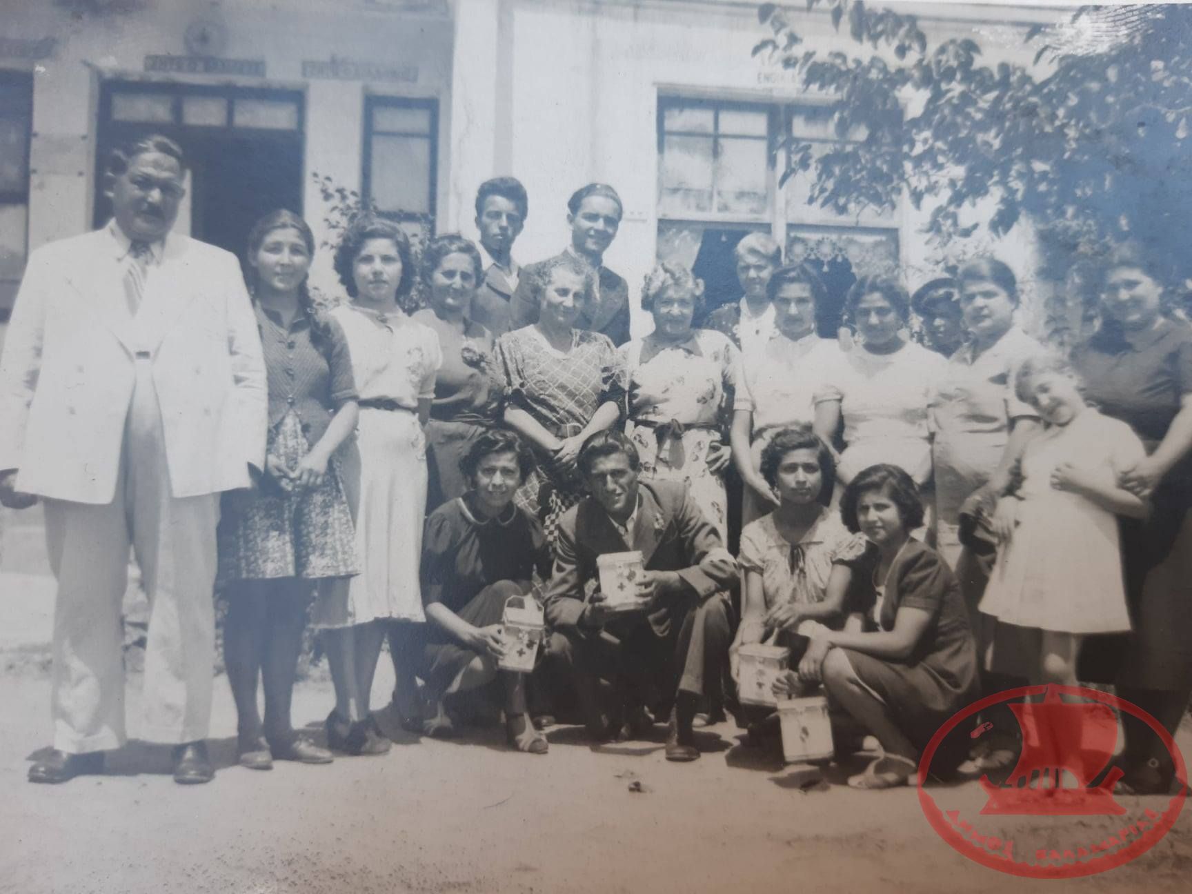 Ο Σακάρης με παρέα ανδρών, γυναικών και κοριτσιών στην αυλή του Κέντρου Ποσειδών