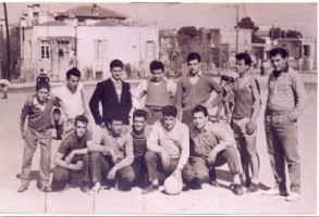 Στην ποδοσφαιρική αλάνα μεταξύ των σημερινών οδών Μ. Αλεξάνδρου, Εθν. Αντιστάσεως, Καζάζη
