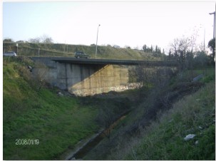 Άποψη περιφερειακής τάφρου με την προβληματική γέφυρα της Ερυθρού Σταυρού