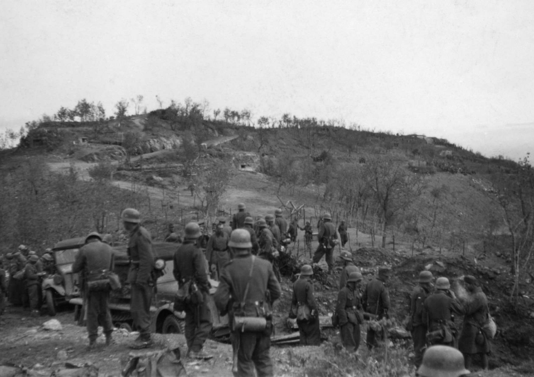 Περιοχή Σερρών, 9 Απριλίου 1941. Γερμανοί παρακολουθούν πίσω από το συρματόπλεγμα του Οχυρού Παλιουριώνες τις διαπραγματεύσεις για την παράδοση του οχυρού