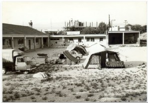 Πρόχειρος καταυλισμός στο προαύλιο του 7ου Δημοτικού Σχολείου μετά το σεισμό του 1978