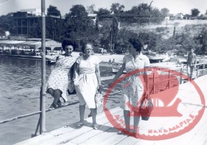 Αρετσιανές στη σκάλα στο Κουρί