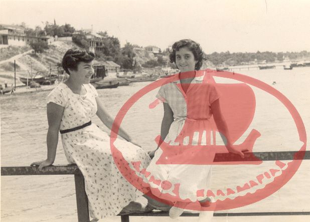 Κοπέλες φωτογραφίζονται στο Κουρί της Καλαμαριάς