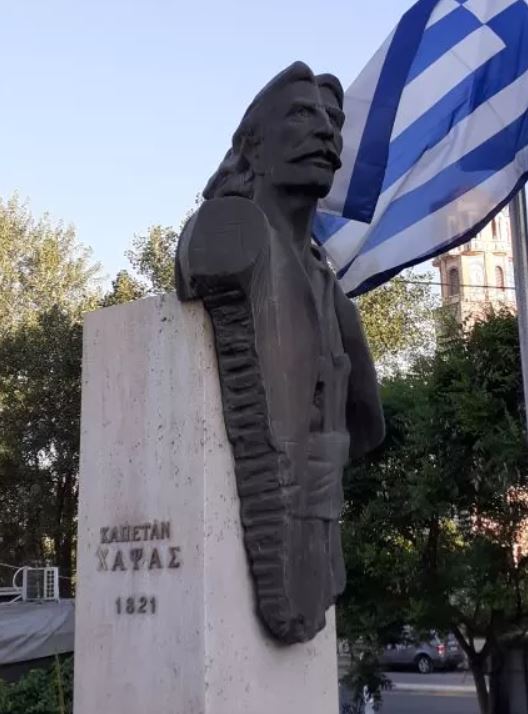 Η προτομή του αγωνιστή της Επανάστασης του 1821 Καπετάν Στάμου Χάψα στη διασταύρωση των Οδών Κ. Καραμανλή και Βούλγαρη