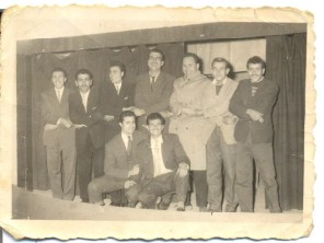 Μετά από χοροεσπερίδα στο εντευκτήριο του συλλόγου, φωτογράφηση πάνω στη θεατρική σκηνή