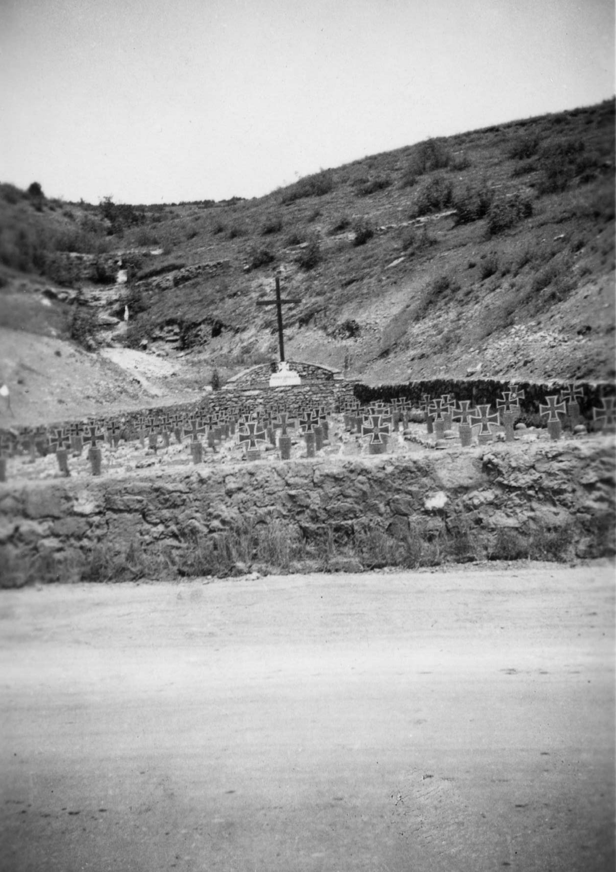 Απρίλιος 1941. Νεκροταφείο στρατιωτών της 72ης Μεραρχίας που σκοτώθηκαν στις μάχες στο υψίπεδο του Κάτω Νευροκοπίου Δράμας