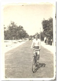 Ο Βασίλης (Λάκης) Δημητρίου σε ηλικία 16 ετών ανεβαίνοντας την τότε Βασ. Όλγας, περίπου στη συμβολή της με την οδό Λασάνη