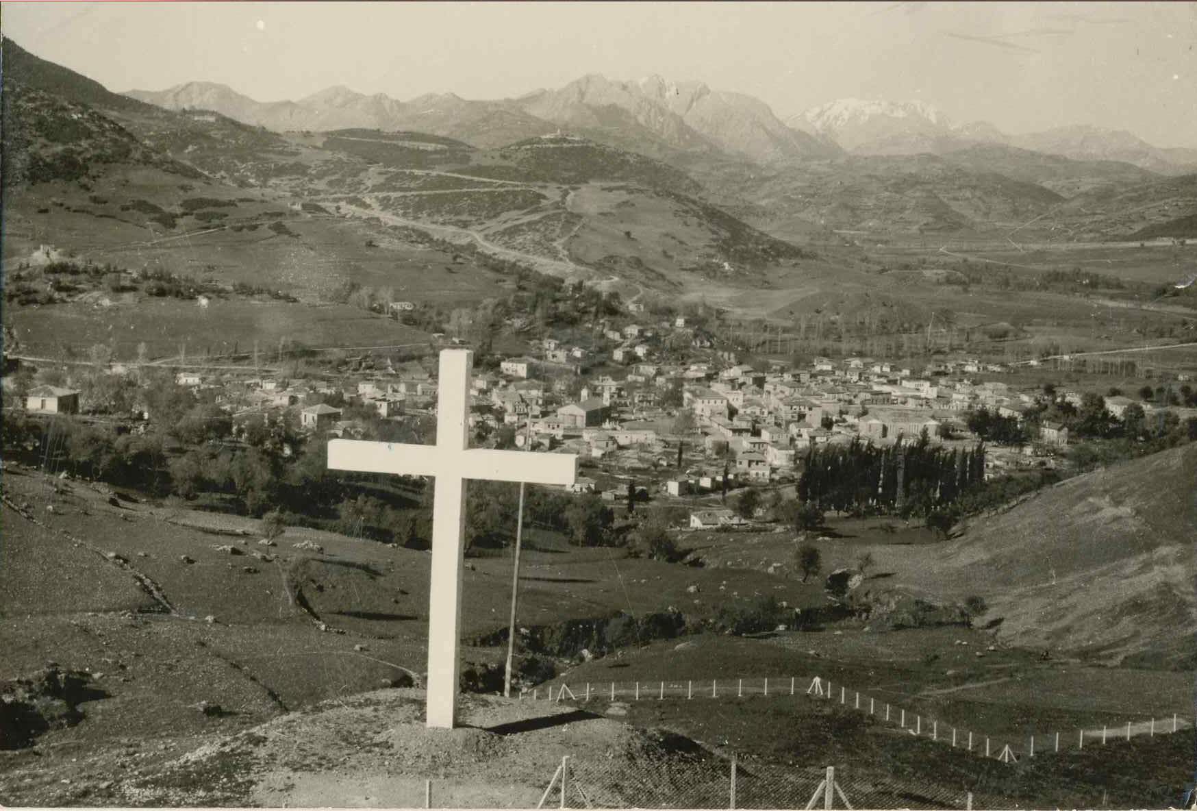 Ο Σταυρός στον Τόπο της Εκτέλεσης των Καλαβρυτινών από τους Γερμανούς κατά τον Β΄ Παγκόσμιο Πόλεμο