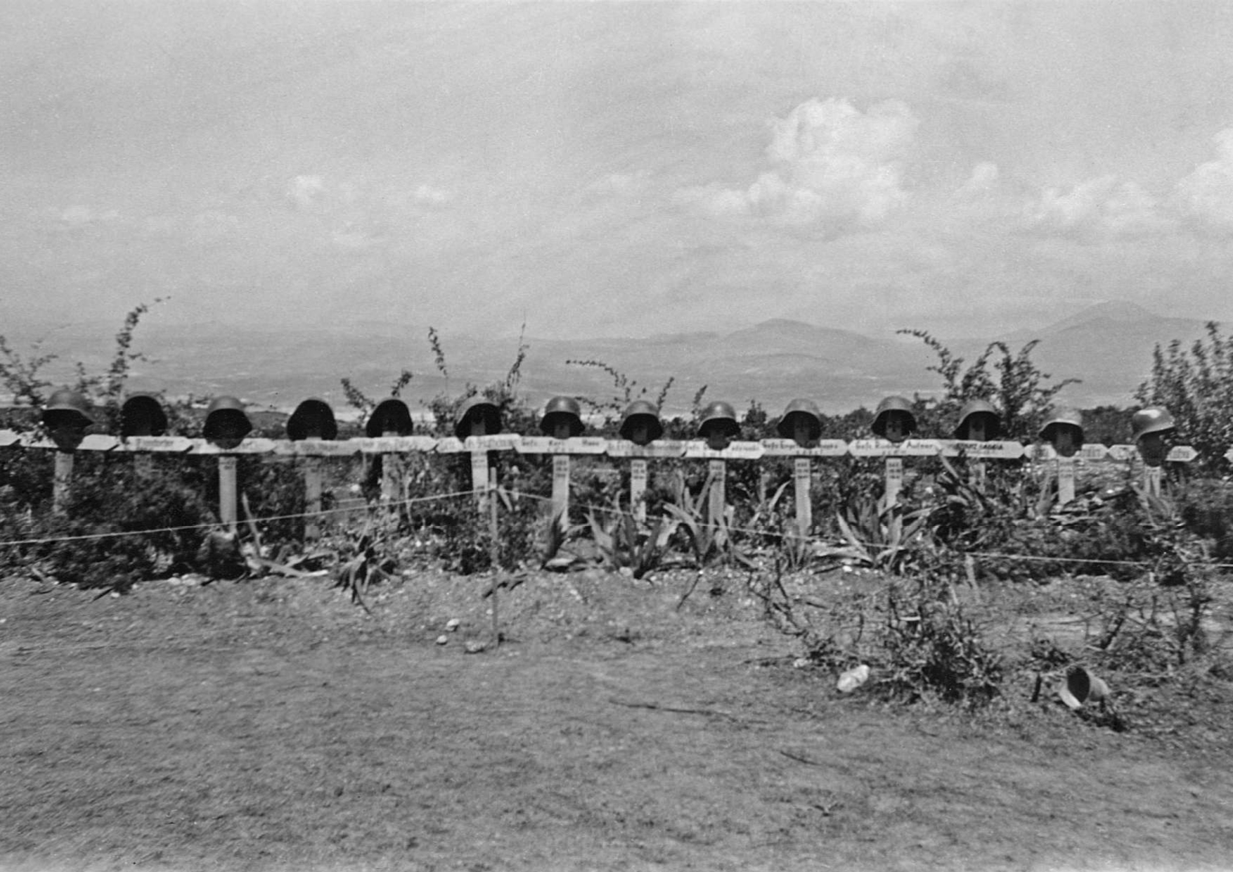 Απρίλιος 1941. Ένα από τα πολλά γερμανικά νεκροταφεία στη Γραμμή Μεταξά με δεκάδες τάφους στρατιωτών