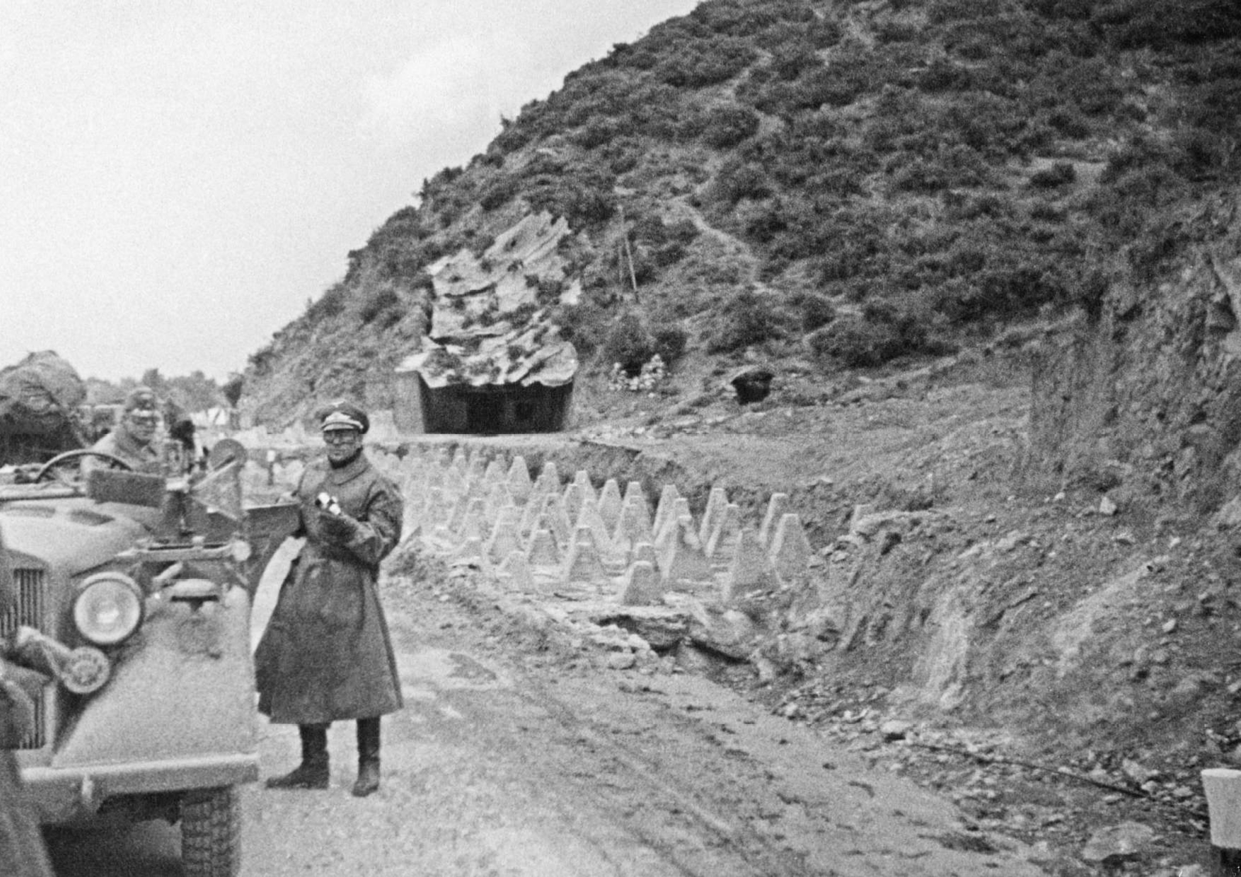 Περιοχή Σερρών, Απρίλιος 1941. Γερμανοί στρατιώτες με όχημα μπροστά στην κύρια είσοδο του Οχυρού Ρούπελ