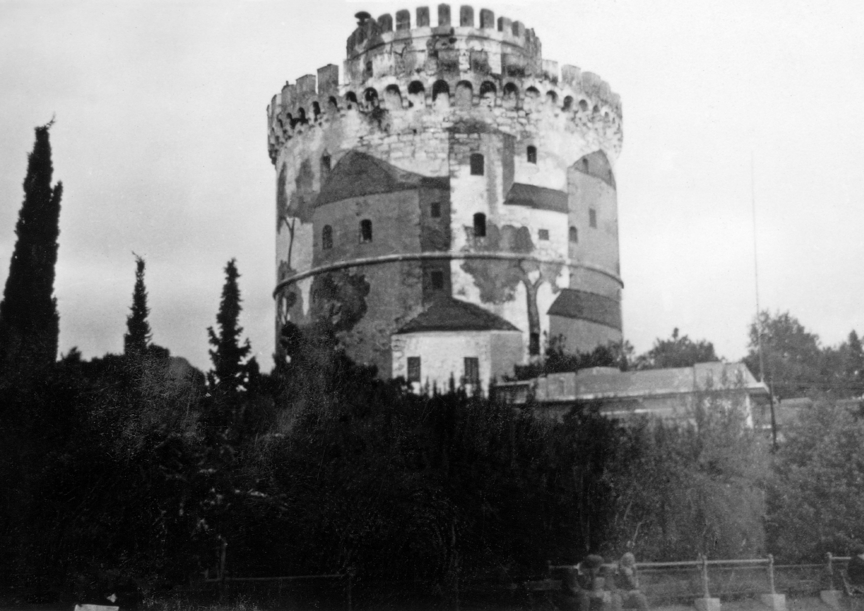 Θεσσαλονίκη, Απρίλιος 1941. Ο Λευκός Πύργος με την χαρακτηριστική παραλλαγή του στα χρόνια του Β’ Παγκόσμιου Πολέμου