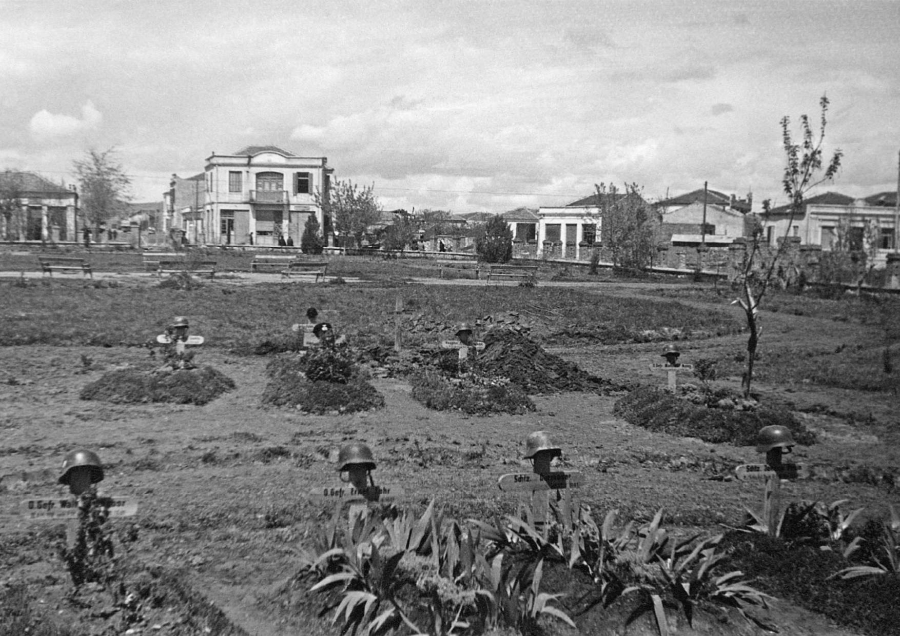 Απρίλιος 1941. Γερμανικό νεκροταφείο σε κάποια κωμόπολη της Μακεδονίας