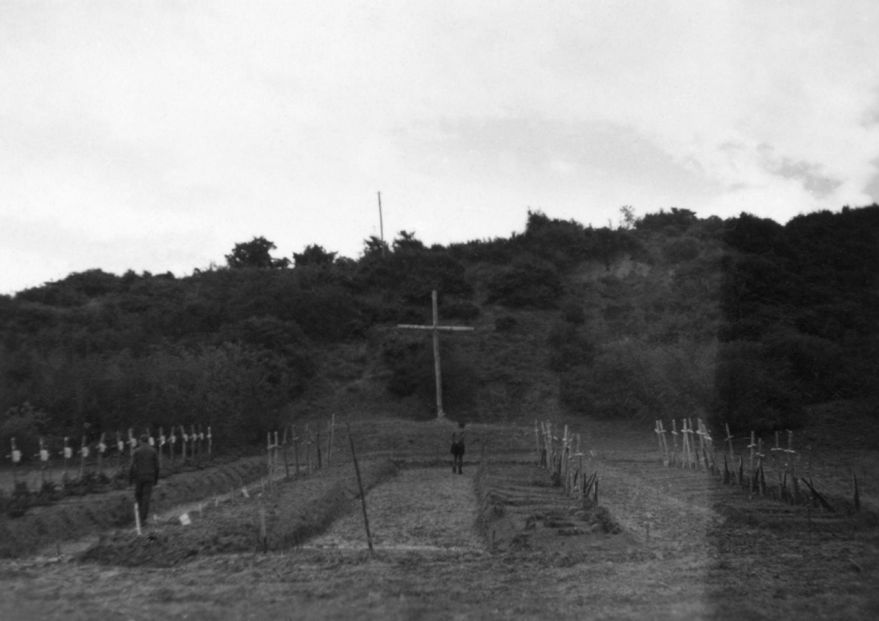 Περιοχή Σερρών, 10 Απριλίου 1941. Σειρές από τάφους Γερμανών στρατιωτών σε νεκροταφείο που ετοίμασαν οι συνάδελφοί τους μπροστά σε ελληνικό οχυρό στον τομέα του Οχυρού Ρούπελ