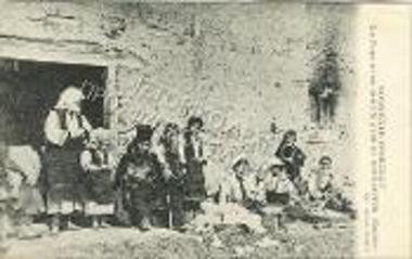 Ορθόδοξος παπάς και η οικογένειά του κοντά στο Μοναστήρι.