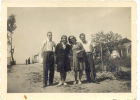 Οδός Αριστείδου (αδιαμόρφωτη τότε), μπροστά στο σημερινό κλειστό γυμναστήριο της Γ.Γ.Α. Διακρίνονται οι προσφυγικές παράγκες της εποχής