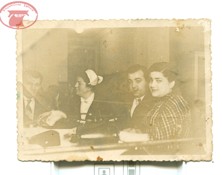 Το ζεύγος Γκουβέρη (Νίκος και Ανδρομάχη) και το ζεύγος Ταουκτσόγλου (Δημήτρης και Πέπο) σε κέντρο διασκέδασης.