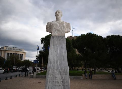 Η προτομή του Ναυάρχου Νικόλαου Βότση στην Πλατεία Λευκού Πύργου