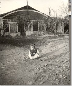 Η Μαγδαληνή Ιωαννίδη, μπροστά σε συμμαχικό θάλαμο με θολωτή τσιμεντένια στέγη, δίπλα από το εντευκτήριο του συλλόγου, όπου διέμεναν οι οικογένειες Κολοβού, Δασκαλιάδη και Κωνσταντίνωφ.