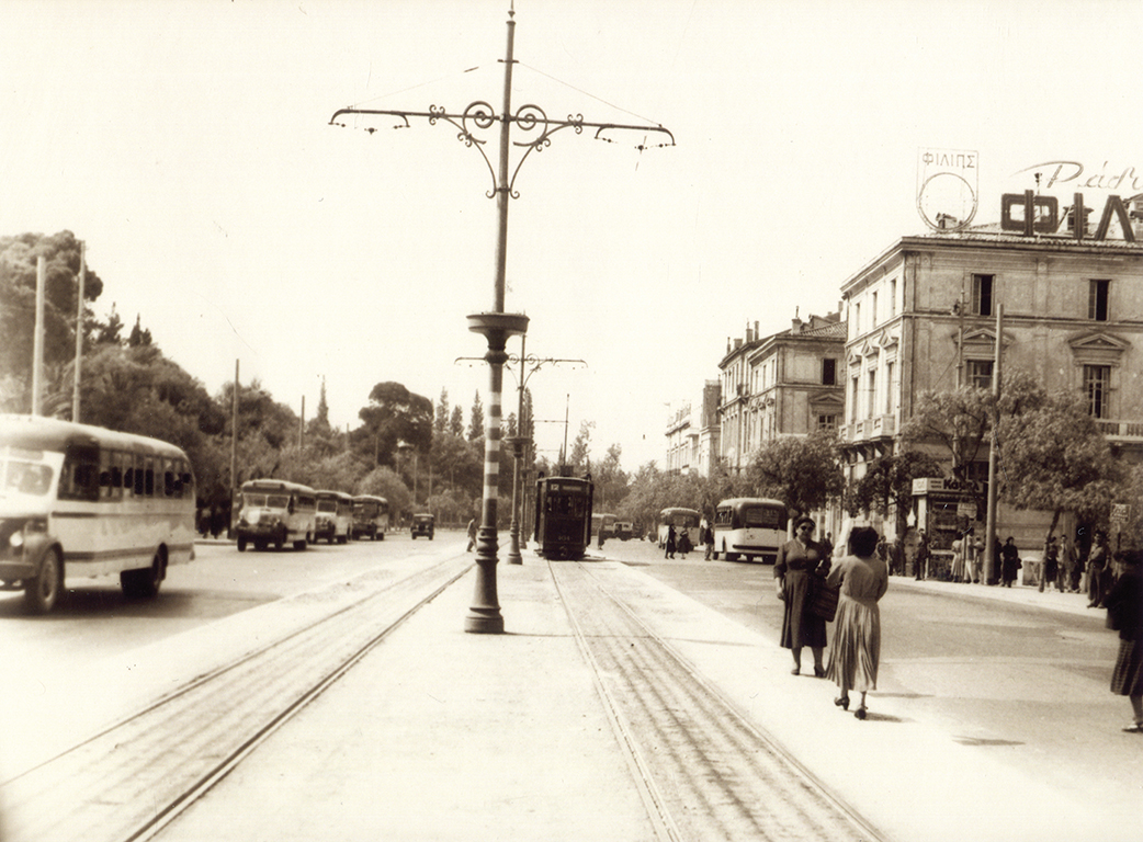 Ηλεκτροκίνητο τραμ και λεωφορεία σε λεωφόρο των Αθηνών, 20ος αι.