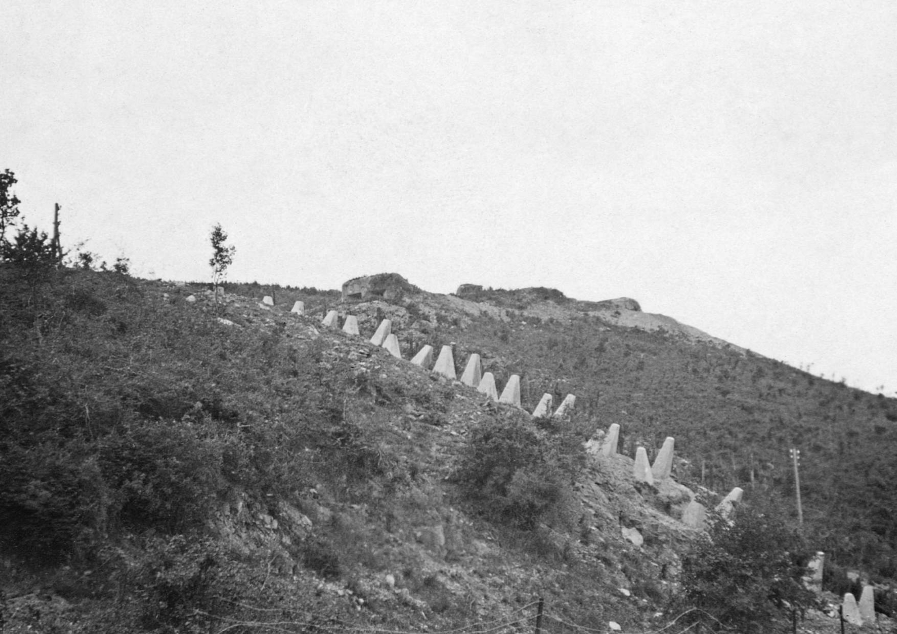 Περιοχή Σερρών, Απρίλιος 1941. Σειρά αντιαρματικών εμποδίων στην Ουσίτα του Οχυρού Ρούπελ φωτογραφημένα από τον κεντρικό δρόμο