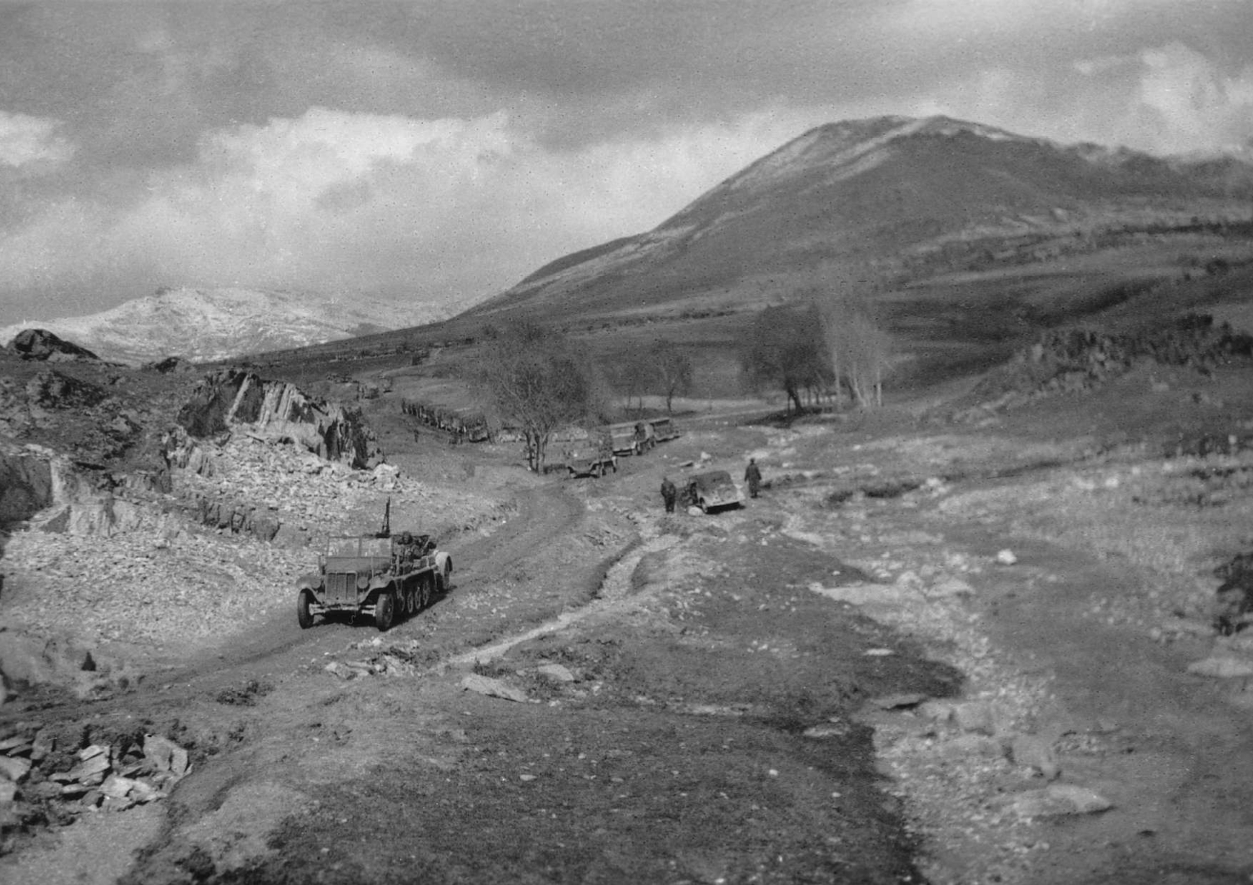 Απρίλιος 1941. Γερμανικά τεθωρακισμένα αυτοκίνητα και ημιερπυστριοφόρα οχήματα μεταφοράς προσωπικού προωθούνται στο μέτωπο του Κάτω Νευροκοπίου Δράμας ή της Θράκης