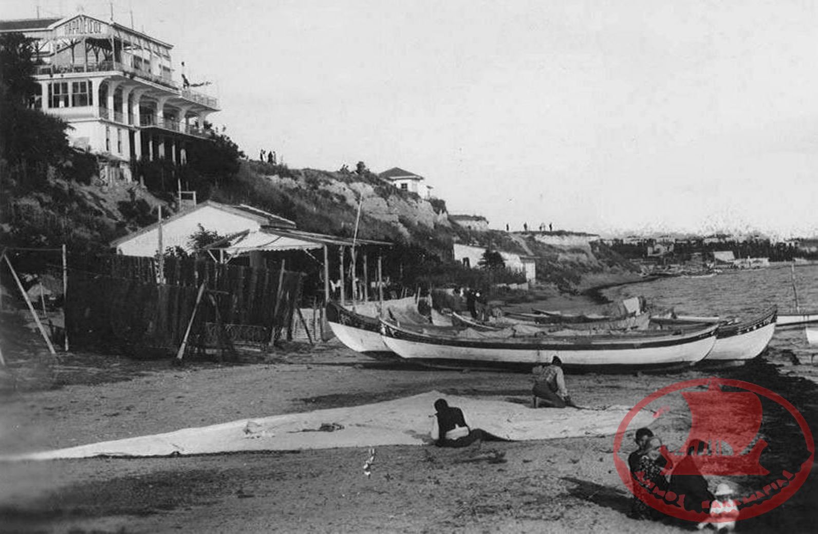Ψαράδες στην Αρετσού, κάτω από το εξοχικό κέντρο "Παράδεισος"