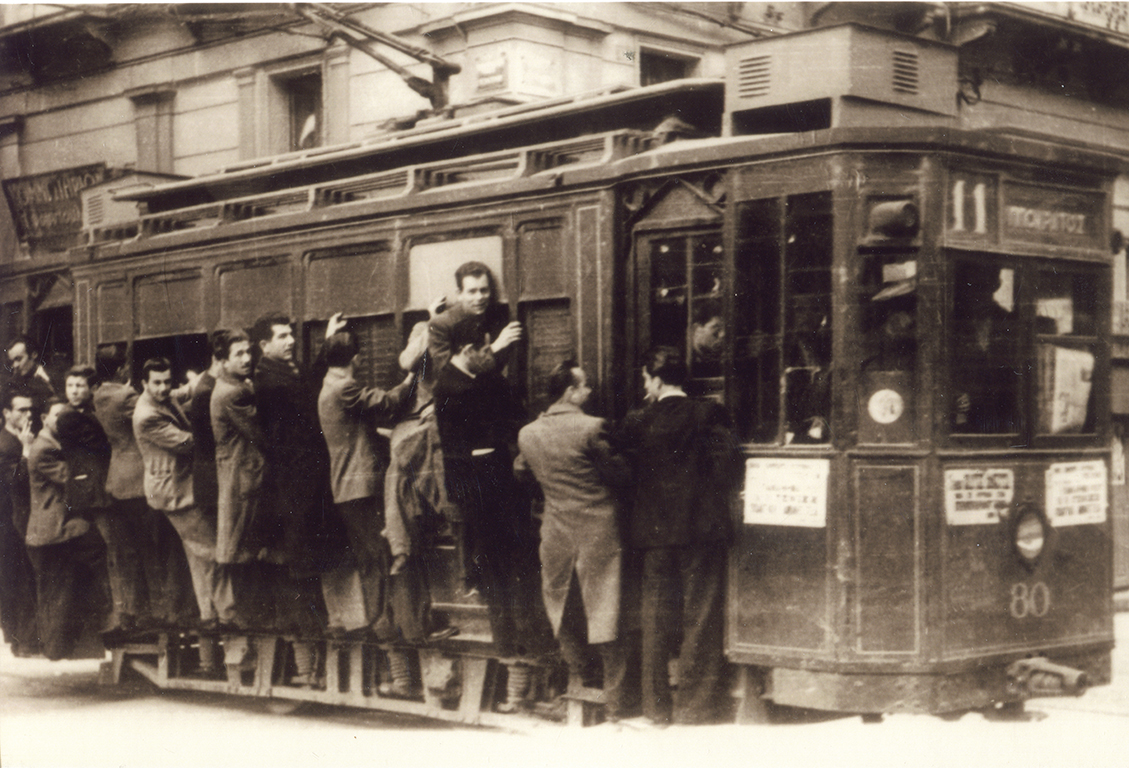 Επιβάτες σε ηλεκτροκίνητο τραμ των Αθηνών, 20ος αι.