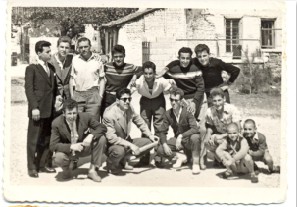 Νέοι του συνοικισμού Βότση, μπροστά στο εντευκτήριο το συλλόγου