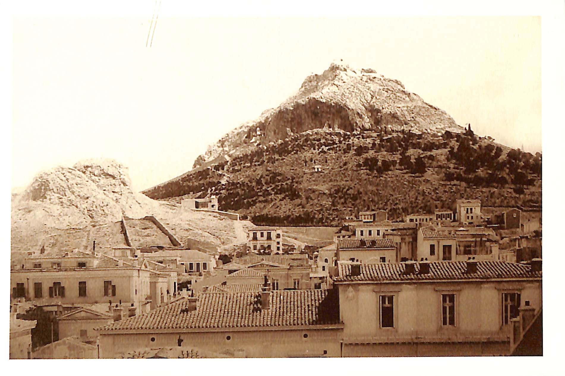 Άποψη της πόλης των Αθηνών το 1890. Στο βάθος διακρίνεται ο λόφος του Λυκαβηττού