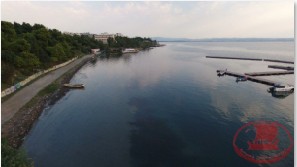 Η παραλιακή της Αρετσούς με τα πεύκα μέχρι τον Χαμόδρακα και την Νέα Κρήνη. Και οι πλωτές Εξέδρες.