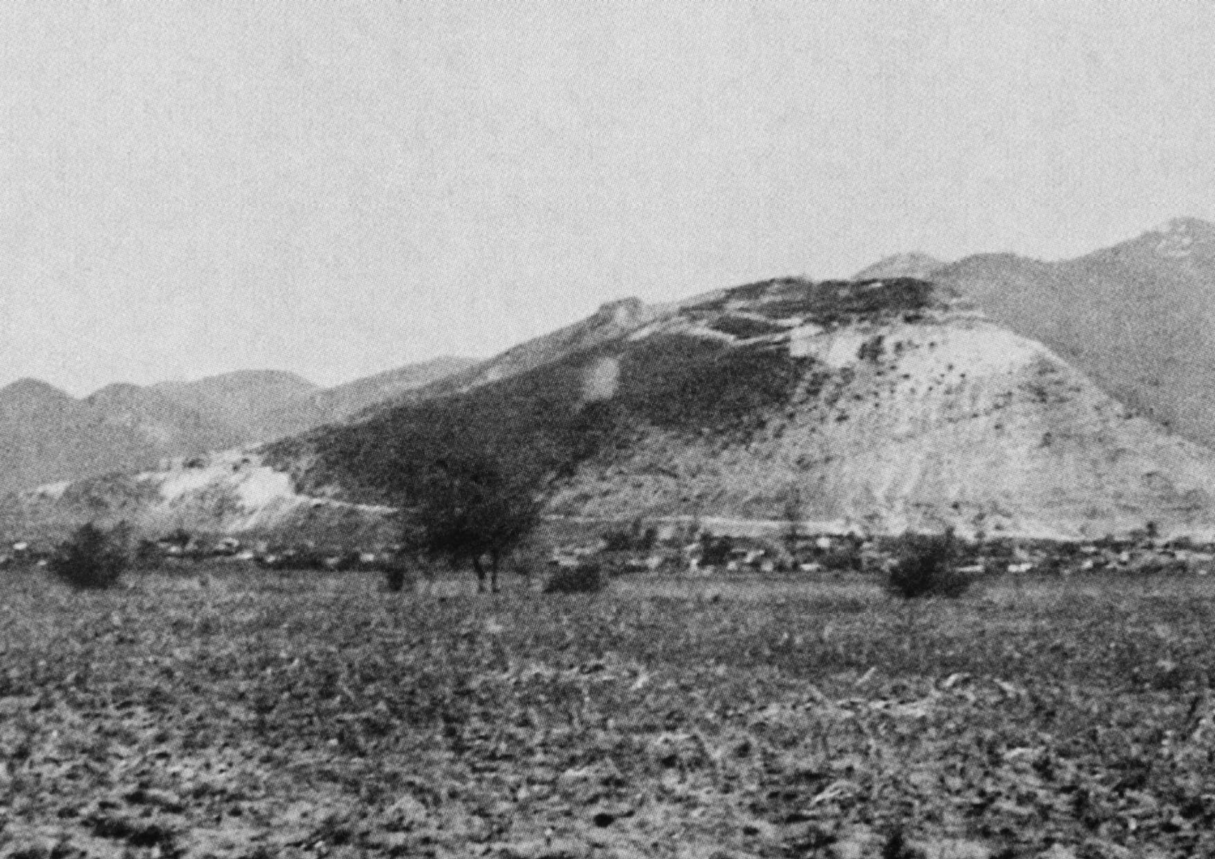 Περιοχή Κάτω Νευροκοπίου Δράμας, Απρίλιος 1941. Το Οχυρό Λίσσε στην κορυφή του ομώνυμου υψώματος στους πρόποδες του οποίου διακρίνεται το χωριό «Οχυρόν»