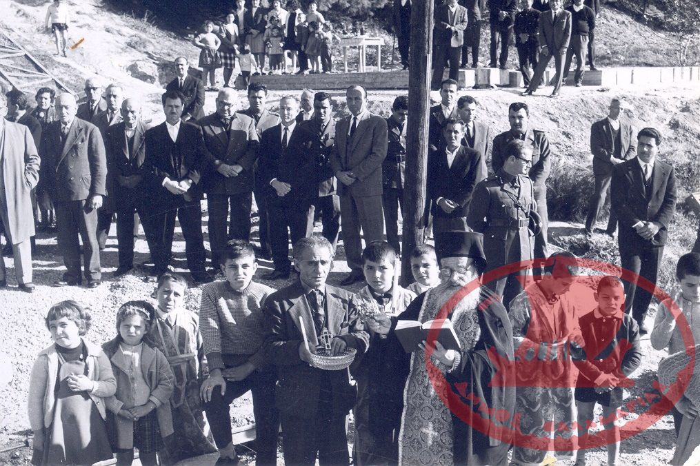 Αρετσού. O πάτερ Αιμιλιανός κάνει αγιασμό για την κατασκευή της τσιμεντένιας σκάλας από την οδό Νικολάου Πλαστήρα μέχρι κάτω στη θάλασσα