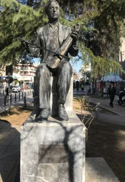 Το άγαλμα του Πόντιου Λυράρη Γώγου Πετρίδη στη συμβολή των Οδών Μεταμορφώσεως και Αργυρουπόλεως της Καλαμαριάς