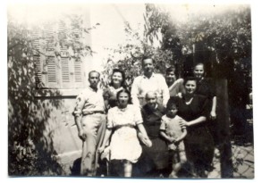 Στην αυλή της τετρακατοικίας (συμβολή Εθν. Αντιστάσεως και Λασάνη), όπου διέμενε η οικογένεια Χριστοδούλου