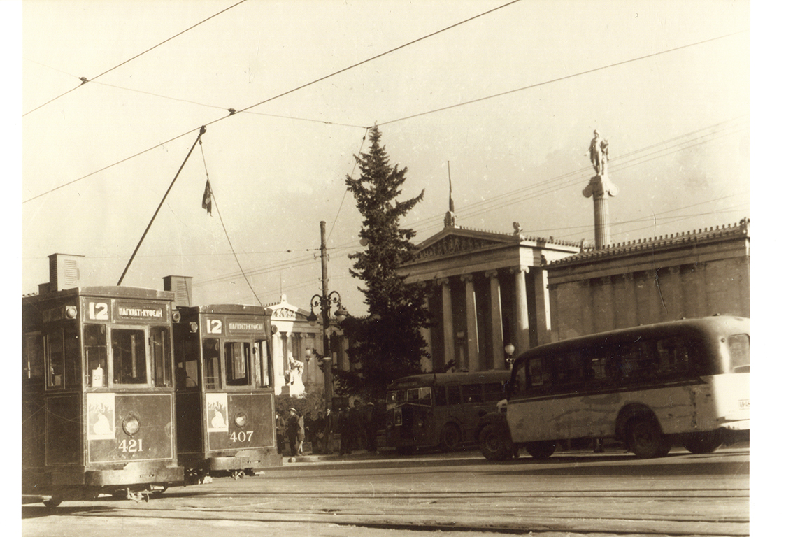 Η γραμμή τραμ Παγκράτι - Κυψέλη μπροστά από την Ακαδημία των Αθηνών